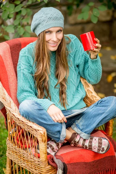 Belle fille se reposant dans le jardin d'automne — Photo