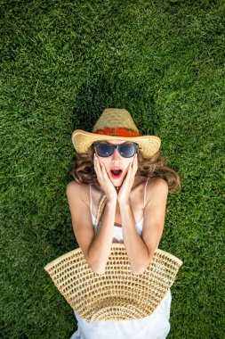 mutlu genç kadın yeşil çim üzerinde yalan