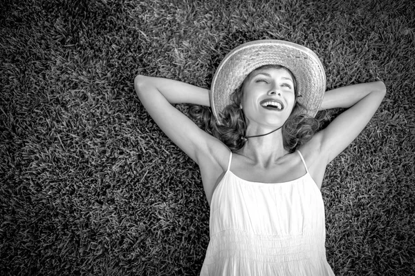 Mulher livre desfrutando de liberdade sentindo-se feliz — Fotografia de Stock