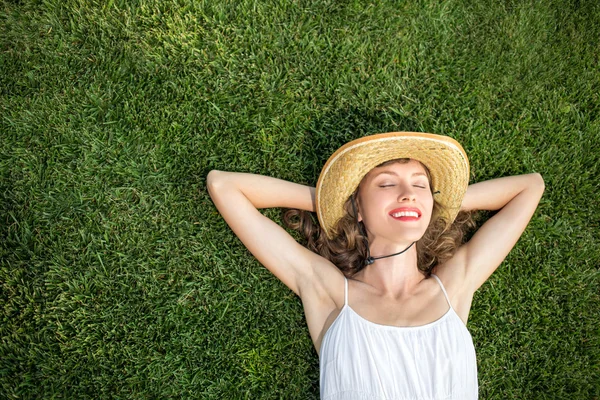 Mujer libre disfrutando de la libertad sintiéndose feliz — Foto de Stock