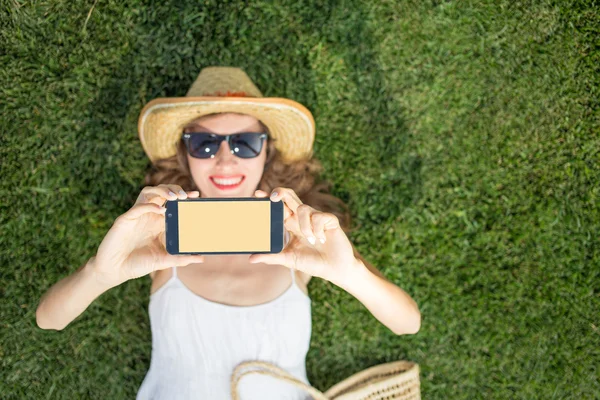 Junge Frau benutzt Handy — Stockfoto