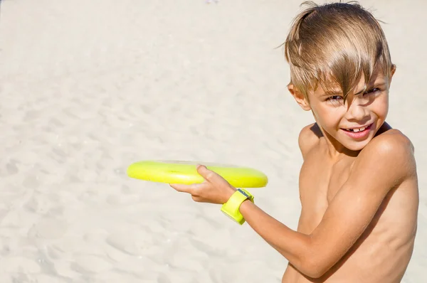 Gamin ludique s'amuser sur la plage — Photo