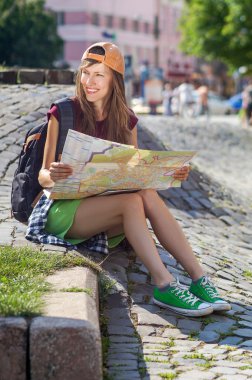 Kadın turist konumlar arama sokakta bir şehir rehberi danışmanlık