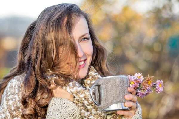 Jovem alegre bebe chá feliz sorrindo — Fotografia de Stock