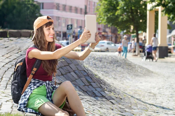 Glückliche Touristin macht Foto von sich, Reise-Selfie Stockbild