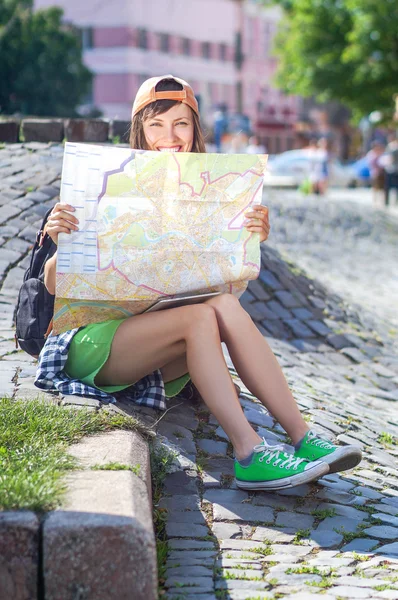 Touristin berät Stadtführer auf der Suche nach Orten lizenzfreie Stockfotos