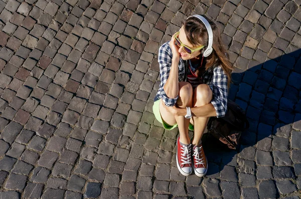 Zevk müzik dinleme oturan genç kadın — Stok fotoğraf