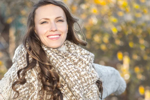 Herfst vrouw in herfst park — Stockfoto