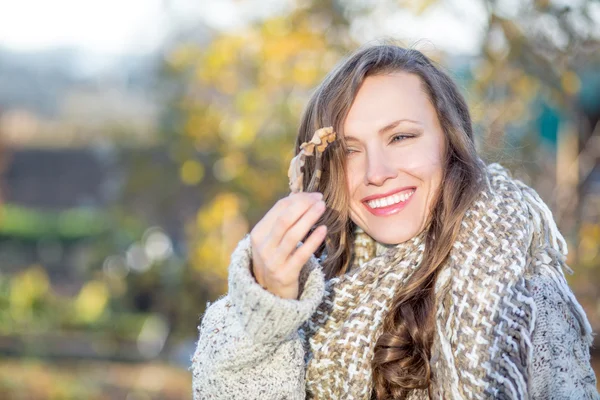 Mujer de otoño en el parque de otoño — Foto de Stock