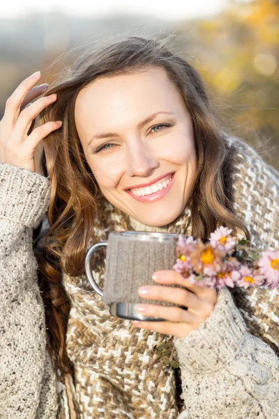 Podzimní žena morninig čaj — Stock fotografie