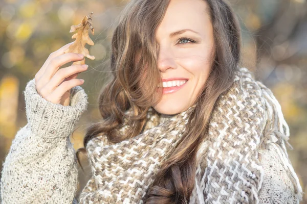 Herfst vrouw in herfst park — Stockfoto