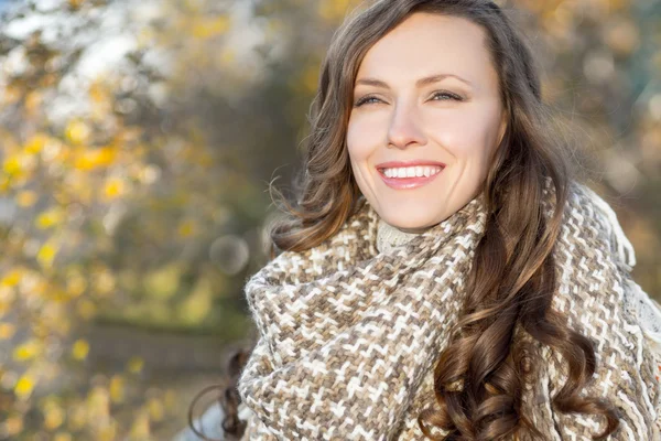 Herfst vrouw in herfst park — Stockfoto