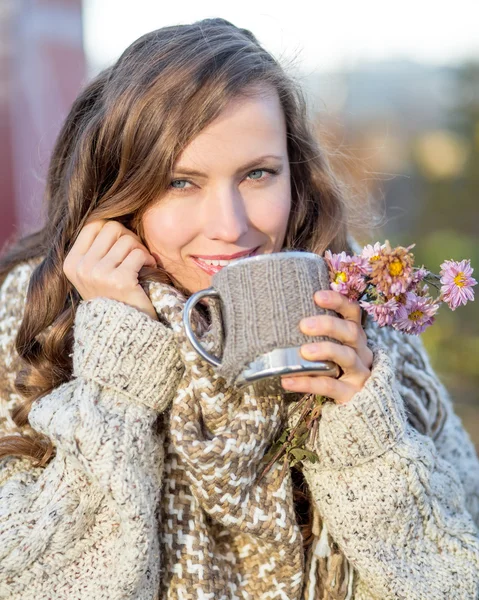 Mattina tè autunno donna — Foto Stock