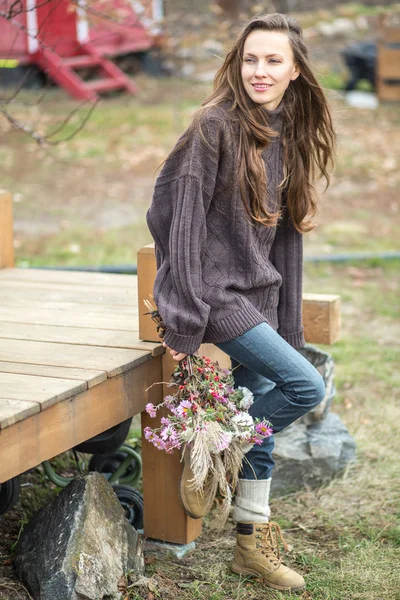 Herfst vrouw met najaar bloemen — Stockfoto