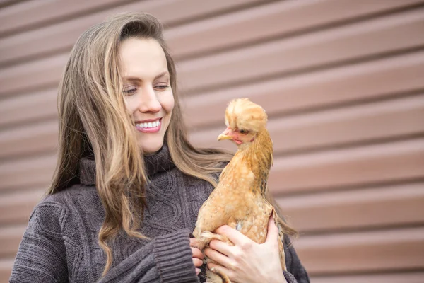 Mujer con gallina, paisaje rural —  Fotos de Stock