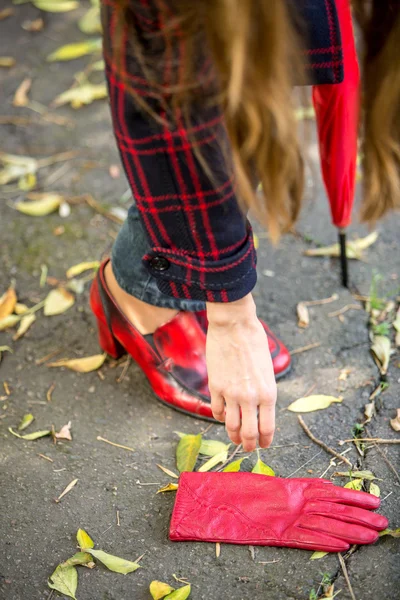 Femme avec des gants rouges — Photo