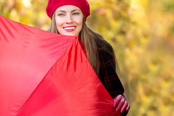 Herfst vrouw in herfst park — Stockfoto