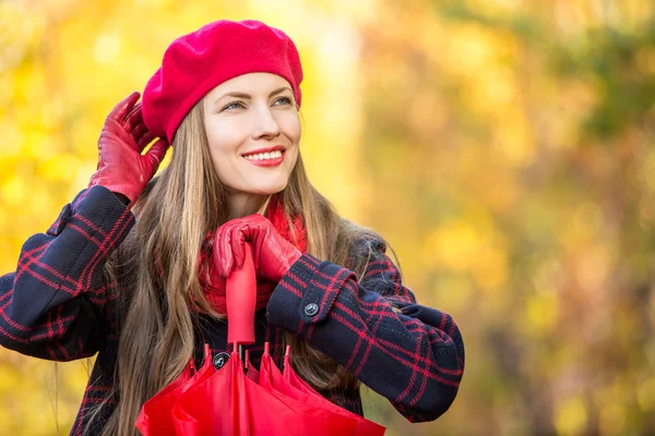 Mujer de otoño en el parque de otoño — Foto de Stock