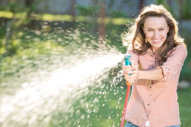 Güzel kadın var eğlenceli yaz bahçede