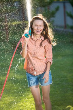 Güzel kadın var eğlenceli yaz bahçede