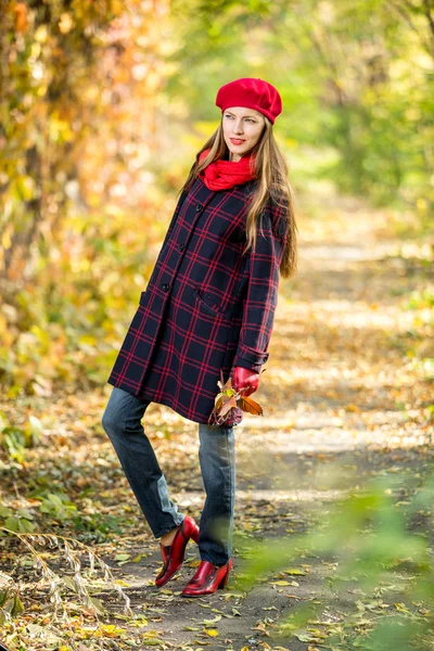 Femme d'automne dans le parc jaune d'automne — Photo