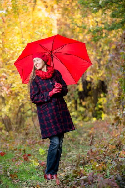 秋の黄色公園で秋の女性 — ストック写真