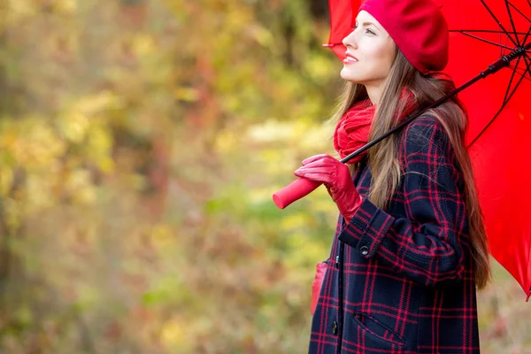 Mujer de otoño en el parque de otoño — Foto de Stock