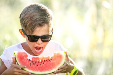 Komik çocuk karpuz açık havada yemek