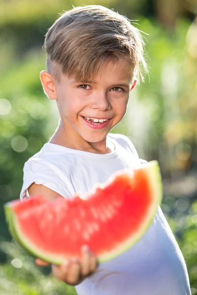 Engraçado garoto comendo melancia ao ar livre — Fotografia de Stock