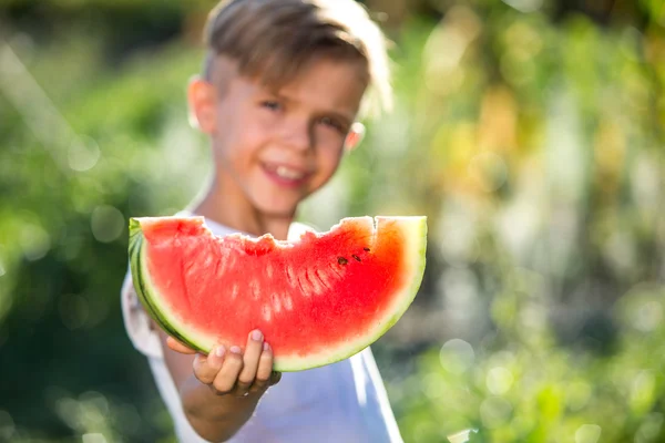 Drôle gosse manger pastèque à l'extérieur — Photo