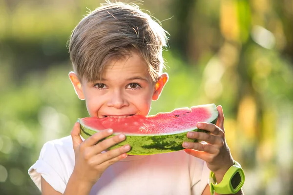 Drôle gosse manger pastèque à l'extérieur — Photo