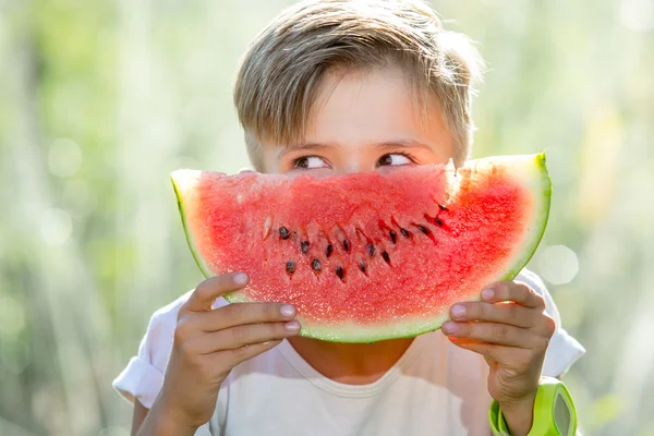 Drôle gosse manger pastèque à l'extérieur — Photo