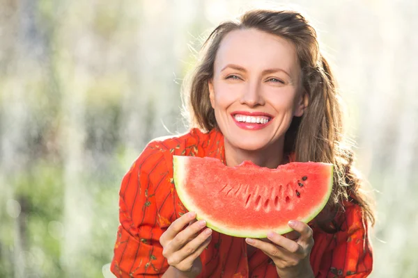 Mujer con sandía —  Fotos de Stock