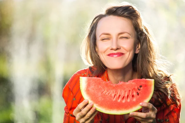 Kvinna med vattenmelon — Stockfoto