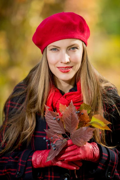 Mujer de otoño en retrato del parque de otoño — Foto de Stock