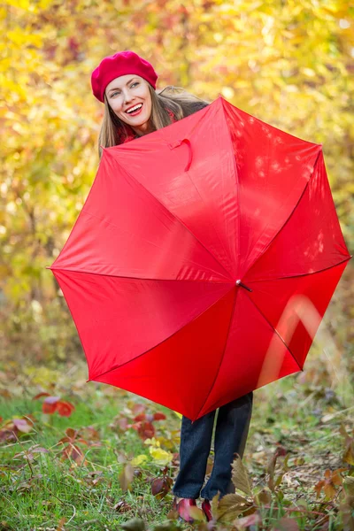 Mujer de otoño en el parque de otoño — Foto de Stock