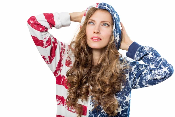 Ung kvinna i amerikanska flaggan pyjamas — Stockfoto