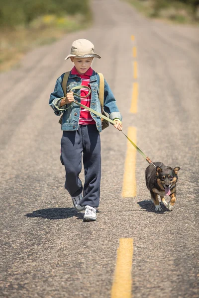 Garçon avec chien — Photo