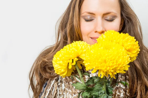 Mujer con flores de otoño — Foto de Stock