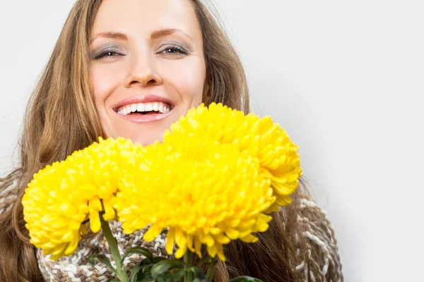 Woman with autumn flowers — Stock Photo, Image