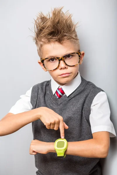 Entzückender junger glücklicher Junge zeigt auf Uhren — Stockfoto