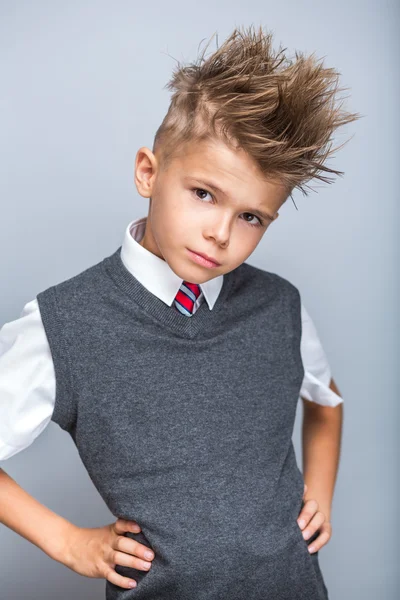 Aranyos kis fiú visel, fehér ing, nyakkendő és szürke mellény, divat megjelenés — Stock Fotó