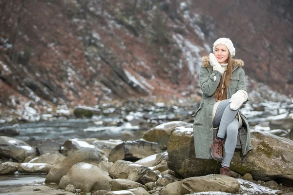 Romantische winter vrouw dromen buitenshuis — Stockfoto