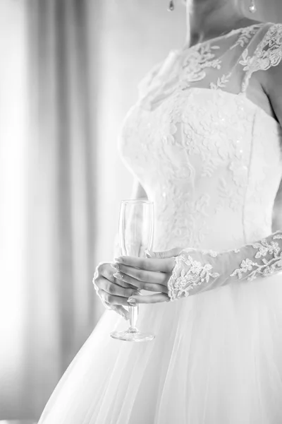Невеста с бокалами шампанского — стоковое фото