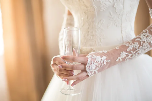 Bride with glasses of champagne — Stock Photo, Image