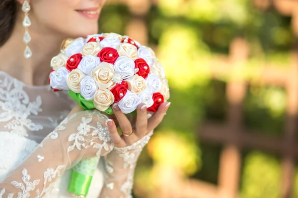 Cintas de seda vintage ramo de boda en las manos de la novia —  Fotos de Stock