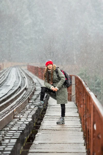 Senderismo mujer en invierno naturaleza caminando en puente —  Fotos de Stock