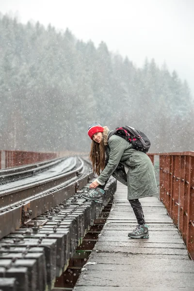 Hiking woman in winter nature walking on bridge — Stock Photo, Image