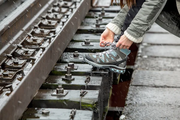 Wandelen vrouw in winter aard banden schoenveter — Stockfoto