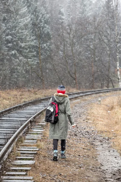 Vandring kvinna i vinter natur promenader — Stockfoto